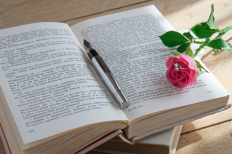 knjiga i ruža