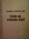 TROJE SE VRACAJU KUCI - roman