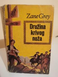 DRUZINA KRIVOG NOZA